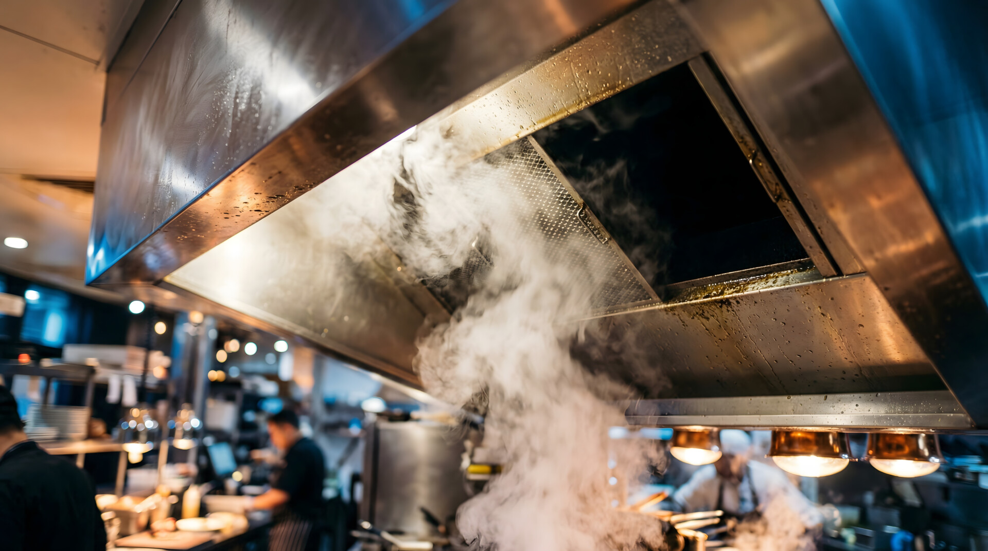 Eine Lüftungsanlage in einer Restaurantküche. Tiventa übernimmt die Lüftungsreinigung in der Gastronomie.